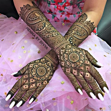 Indian mehandi is the best mehndi designs that suit especially on traditional occasions. 11 Gorgeous Circular Mehndi Designs For Hands Of The Bride ...