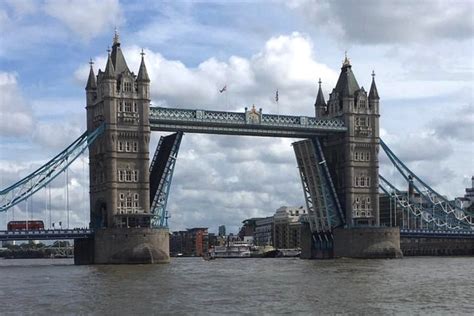 Londons Tower Bridge Gets Stuck Open For 12 Hours Sagisag