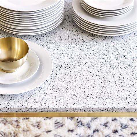 Profitez de nos bonnes affaires en meubles d'occasion occasion. red edition - Table à manger en terrazzo | Connox