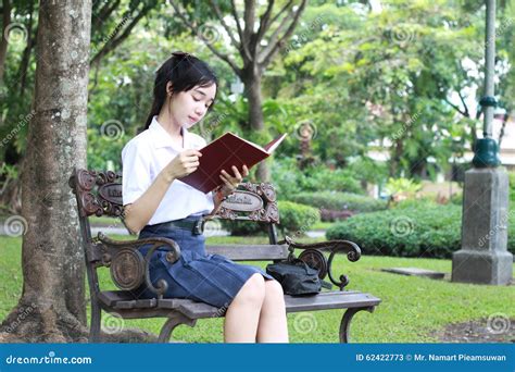 La Muchacha Hermosa Adolescente Del Estudiante Tailand S Ley Un Libro