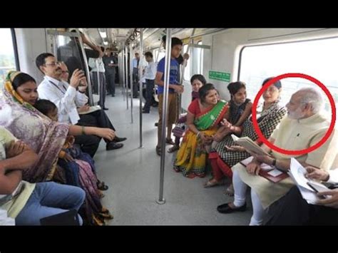 President kovind, pm modi participate in dussehra celebrations. LIVE: Narendra Modi travels by Delhi METRO with co ...