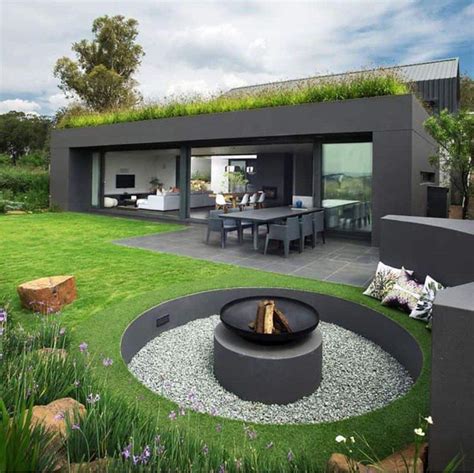 Im bild links ist zu sehen wie sich die zeltbahnen der feuerstelle in den steingarten einfügen. Moderne Feuerstelle Im Garten Frisch Senkgarten Und ...