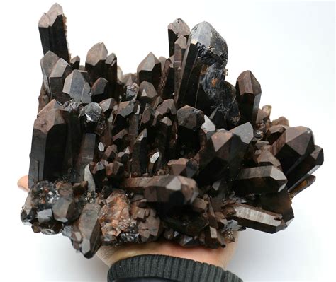 Морион черный кварц. Горный хрусталь морион. Черный морион. Кварц морион. Дымчатый кварц морион камень.