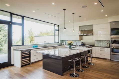 By bringing the backsplash from the countertops to the ceiling, the designer created a sizable accent wall that appears as if it was carved right out of the earth. 28 Modern White Kitchen Design Ideas (Photos) - Designing Idea