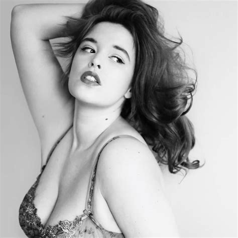 Best Plus Size Boudoir Photography Poses For Any Woman
