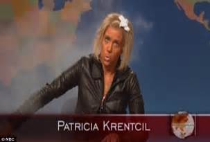 Patricia Krentcil Kristen Wiig Mimics Tanning Mom In Saturday Night Live Sketch Daily Mail