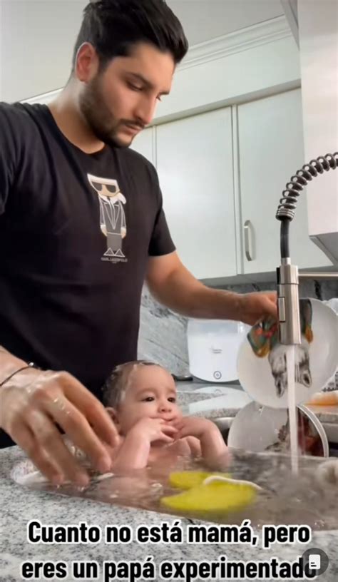 Papá Baña A Su Bebé Mientras Lava Los Trastes Video