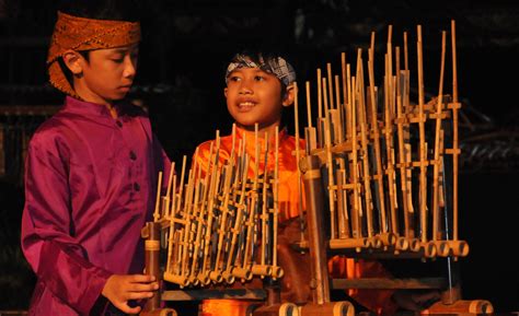 Bedanya dari piano adalah alat musik ini mampu menghasilkan suara lainnya seperti suara terompet, drum, gitar, dll hanya dengan menekan beberapa tombol yang ada. Angklung Workshop by Project O - Melbourne