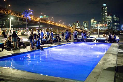 Rooftop swimming pools are something that many of us have only seen at expensive hotels and resorts. Rooftop pools in NYC where you can drink | am New York