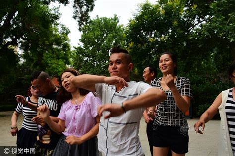 郑州尬舞辗转多地屡遭投诉 尬舞者称能带动当地经济新浪图片