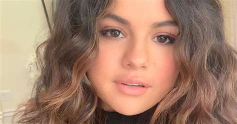 Selena Gomez S Wavy Hair With Light Brown Highlights Popsugar Beauty