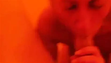 rosyjska blondynka robi loda w łazience xhamster