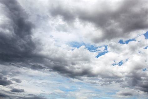 Nuvole Di Pioggia Scure Sul Cielo Immagine Stock Immagine Di Nubi Malumore