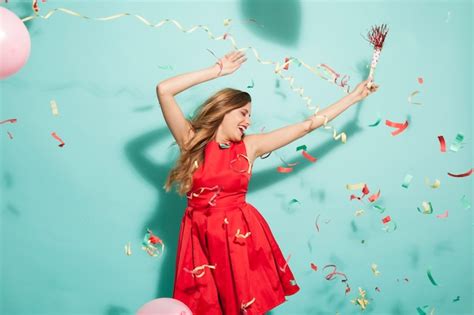 Chica Bailando En La Fiesta Con Confeti Foto Gratis