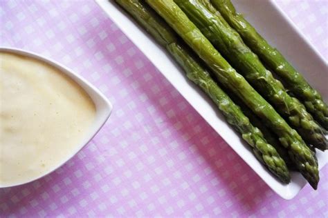 Asperges vertes sauce mousseline
