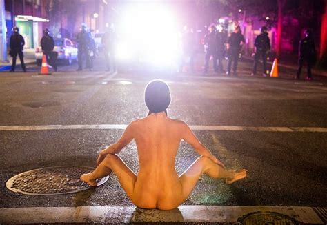 Naked Athena une femme nue fait face aux policiers à Portland