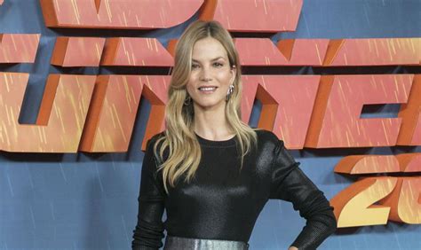 Sylvia Hoeks Net Worth Salary And Earnings 2023 Wealthypipo