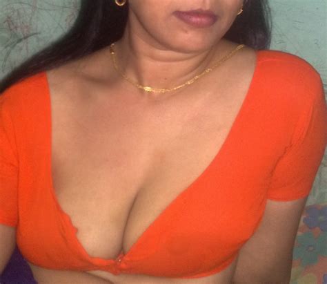 Matured MILF Aunty Showing Hot Cleavage N Nipples Pics Stars With Big