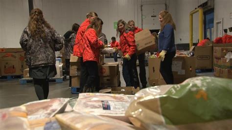Indianapolis Colts Womens Organization Volunteers At Gleaners Food