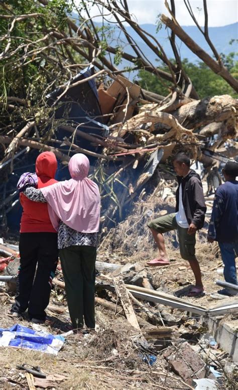 Residents Of Indonesian City Searching Desperate For Loved Ones After