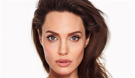 Популярная актриса Анджелина Джоли лицо крупным планом на белом фоне обои для рабочего стола