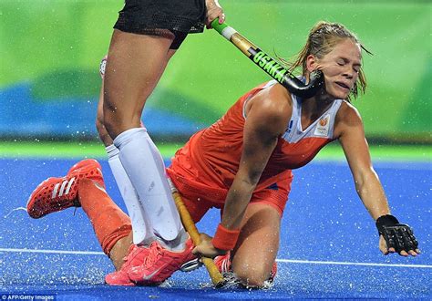 netherlands hockey star whacked in face by argentina player at rio olympics daily mail online