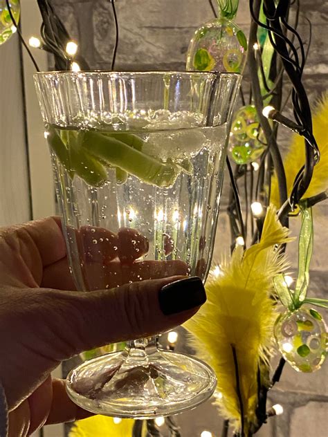 Klockan får därför vara något mer i ridån idag, men fortfarande närvarande. Glad Gin och Tonic Påsk - Marie Arpnäs - Vinsider.se