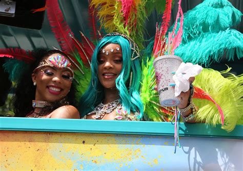 noticias de famosos rihanna revoluciona el carnaval de barbados con su provocativo look