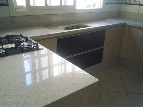 Revisa los usos recomendados que te proponemos, así como el mantenimiento que requiere. Design Mármores & Granitos: Cozinha em Granito Branco Itaúnas