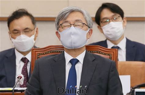 김오수 전 차관이나 이용구 당시 법무실장(현 법무부 차관) 등의 책임 소재를 가리는 쪽으로 검찰 수사나 법원 재판이 흘러갈 수도 있다는 얘기다. 월성원전 감사결과 앞두고 최재형 압박 수위 높이는 與