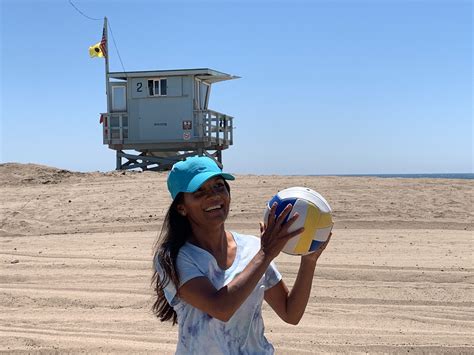 Sujata Eyrick Takes The Beach Sandy Sand Remover Brush Kit To Hollywood To Help Keep Celeb Feet