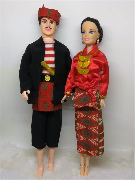 Desain dan coraknya yang unik membuat orang yang memakainya tampak gagah (bagi pria) dan anggun (bagi wanita). Model Pakaian Adat Jawa Timur - Baju Adat Tradisional
