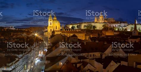 プラハ聖ニコラス教会マラストラナ夕暮れ時の城と大聖堂 チェコ共和国のストックフォトや画像を多数ご用意 チェコ共和国 プラハ