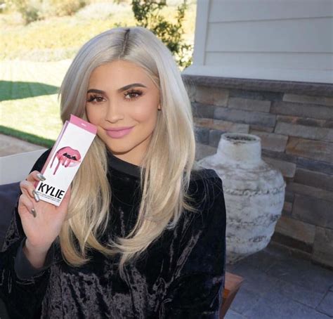Kylie Jenner With Platinum Blonde Hair Holding Her Lip Kit Наряды кайли дженнер Кайли