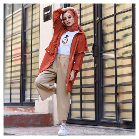 Limage contient peut être une personne ou plus et personnes debout Hijab Fashion Fashion