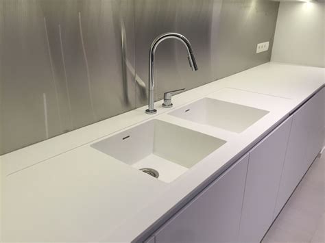 Le corian® est une mélange de résine acrylique et de poudre minérale. Cuisine sur mesure / plan de travail en Corian