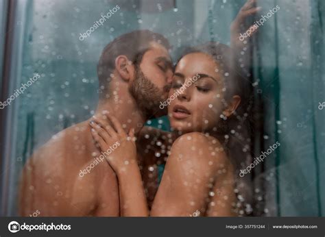 Satisfacción Joven pareja desnuda haciendo el amor en la cabina de