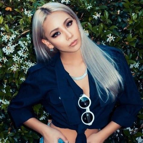 NE CL Rocks Her New Silver Granny Hair And Chic Style Silver Hair Granny Hair Platinum Hair