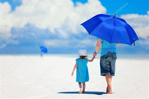 Padre E Hija Caminando En La Playa Fotografía De Stock © Shalamov