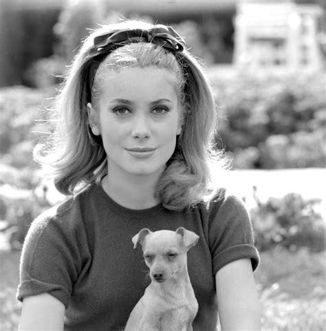 En 1961, sur le tournage du film les parisiennes catherine deneuve rencontre. Photographie d'art grand format - ArtPhotoLimited.com