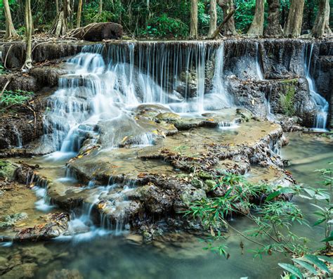 Huay Mae Khamin Waterfalls No Parque Nacional De Sri Nakarin Foto De