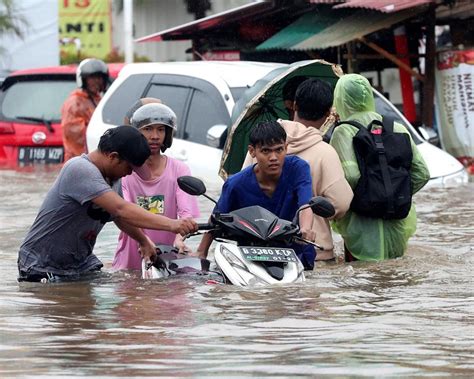 4 Dead Thousands Caught In Flooding In Indonesias Capital The Star
