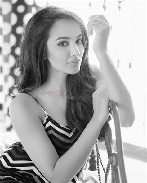 Beautiful Sexy Actress Tejaswi Madivada Photo Shoot Pictures 18 113624
