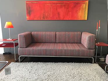 Features a super stylish organic curved line bentwood arm. Thonet Sofa S 5002 - Ausstellungsstück 30% günstiger - München