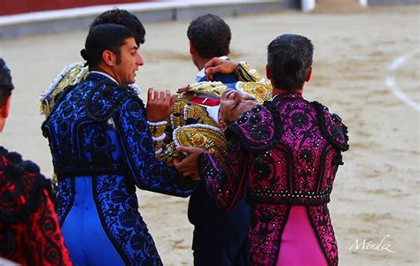 El 9 de diciembre 2001 en un cartel su incursión en el medio se dio gracias a su padre don arturo macias de luna (q.e.p.d.) ya que fue aficionado práctico y juez de plaza. Arturo Macías, cornada de 25 cm en la pierna derecha - suertematador.com