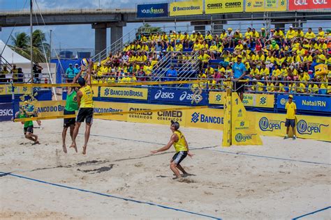 Each team works in unison to prevent the opposing team from grounding the ball on their side of the court. Vôlei de Praia - Confederação Brasileira de Vôlei