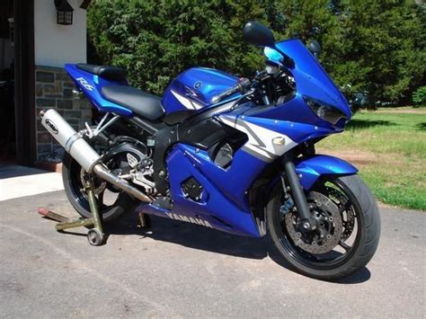 Hi everyone, so you got a power commander for your bike, i'm going to show you how to install it. Buy 2004 Yamaha R6 Great Shape One Owner Clean on 2040-motos