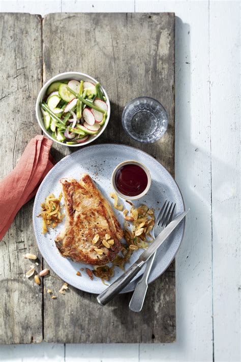 Côtes de veau grillées sauce barbecue et cacahuètes