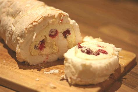 Du fait de sa texture plus friable, on l'utilise plutôt pour réaliser des petits sujets décoratifs. Raspberry meringue roulade - Cooking with my kids