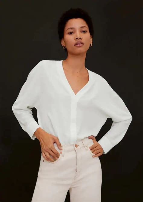 fotos las blusas blancas perfectas para cualquier estilo que todavía puedes comprar rebajadas